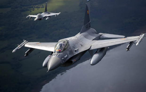 Avioane-F-16-in-zbor